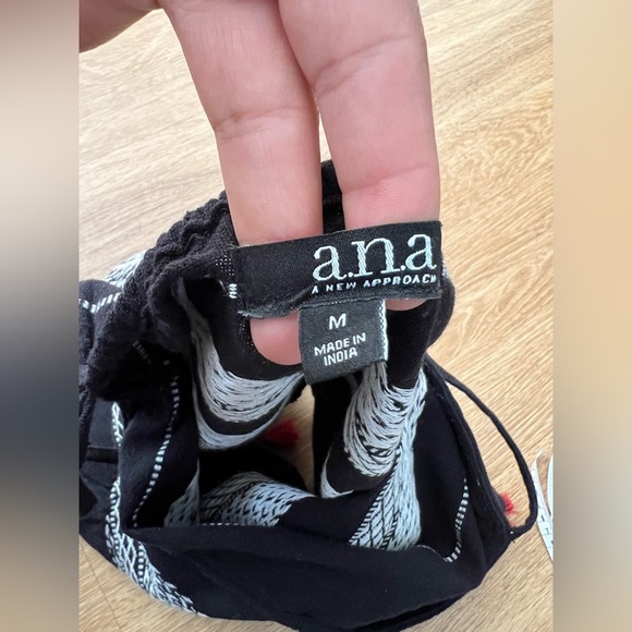 a.n.a Monochrome Top with Red tassels, crop top, size M, - Picture 7 of 9